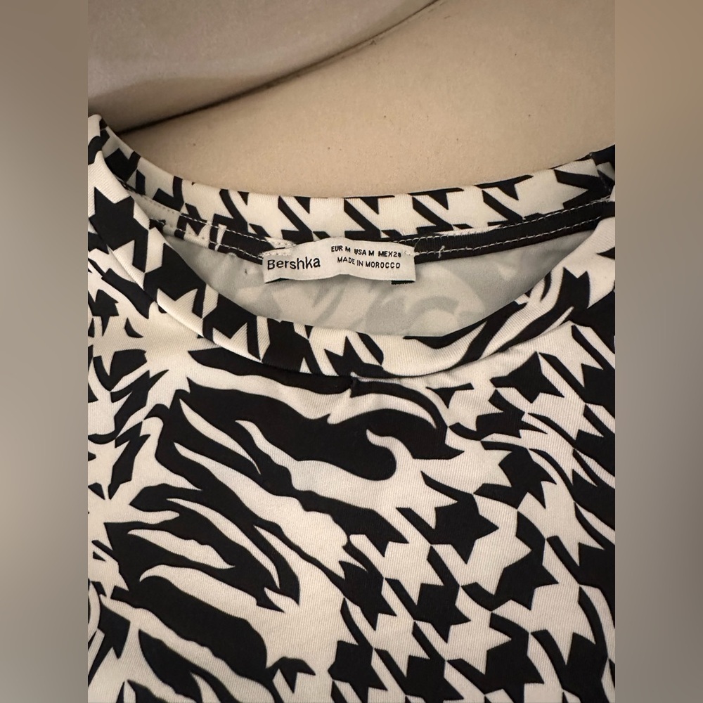 Black & White Mixed-Print Long Sleeve Crop Top
-size m - Picture 3 of 5